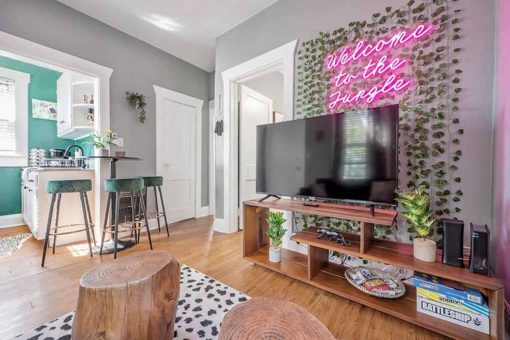 Jungle Themed Apt. Close To Coffee, Food + Shops! Tampa Exterior photo